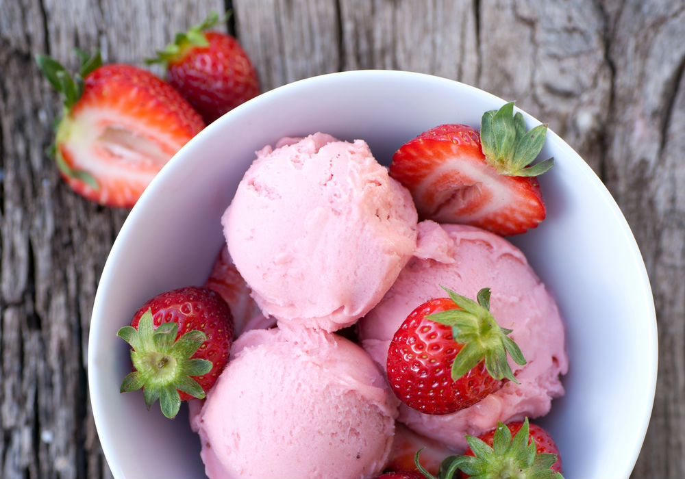 Erdbeereis selber machen – In 4 Schritten zum Erdbeereis mit frischen Erdbeeren!
